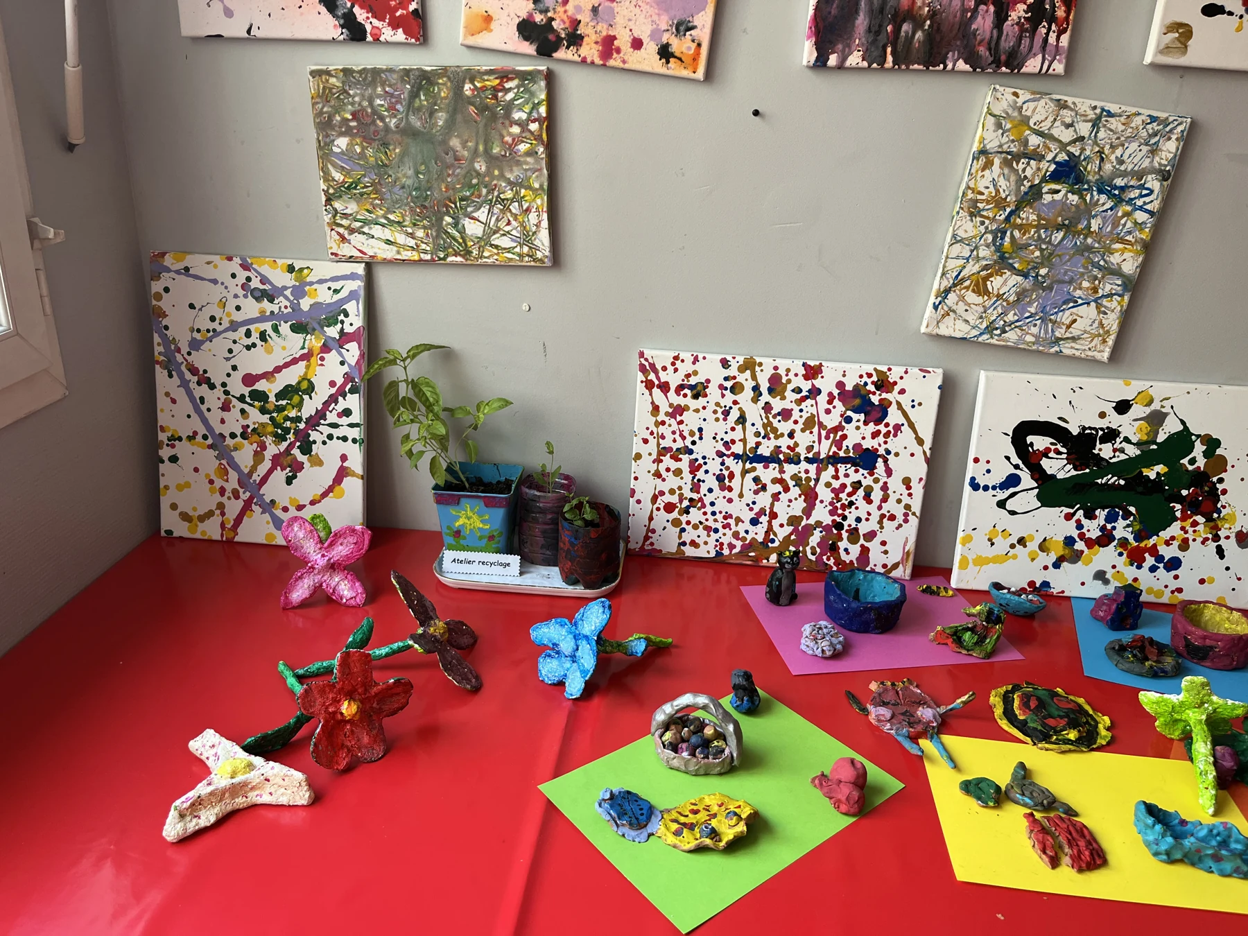 Créations et matériaux réunis dans l’atelier
