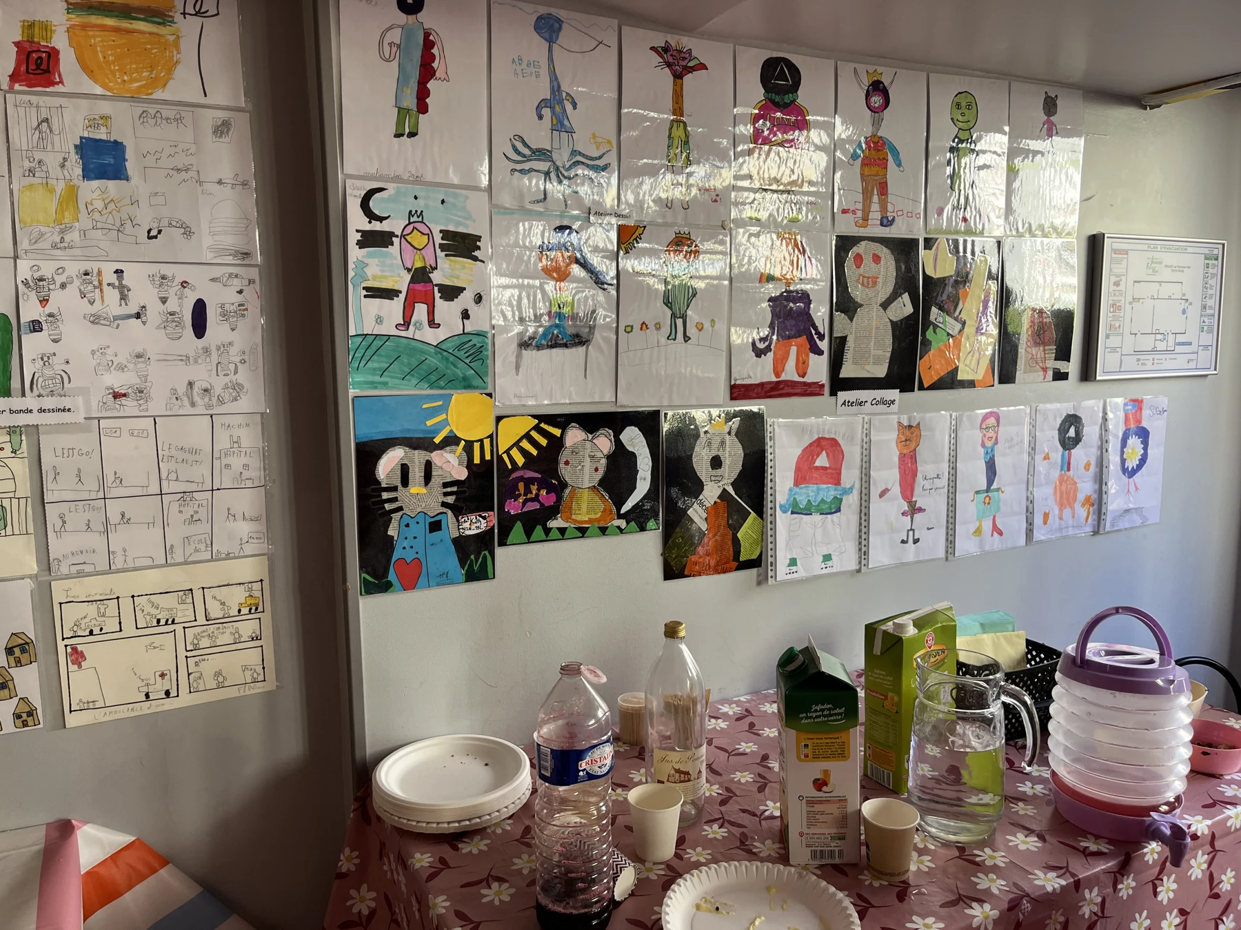 Peintures et créations présentées dans l’espace d’atelier