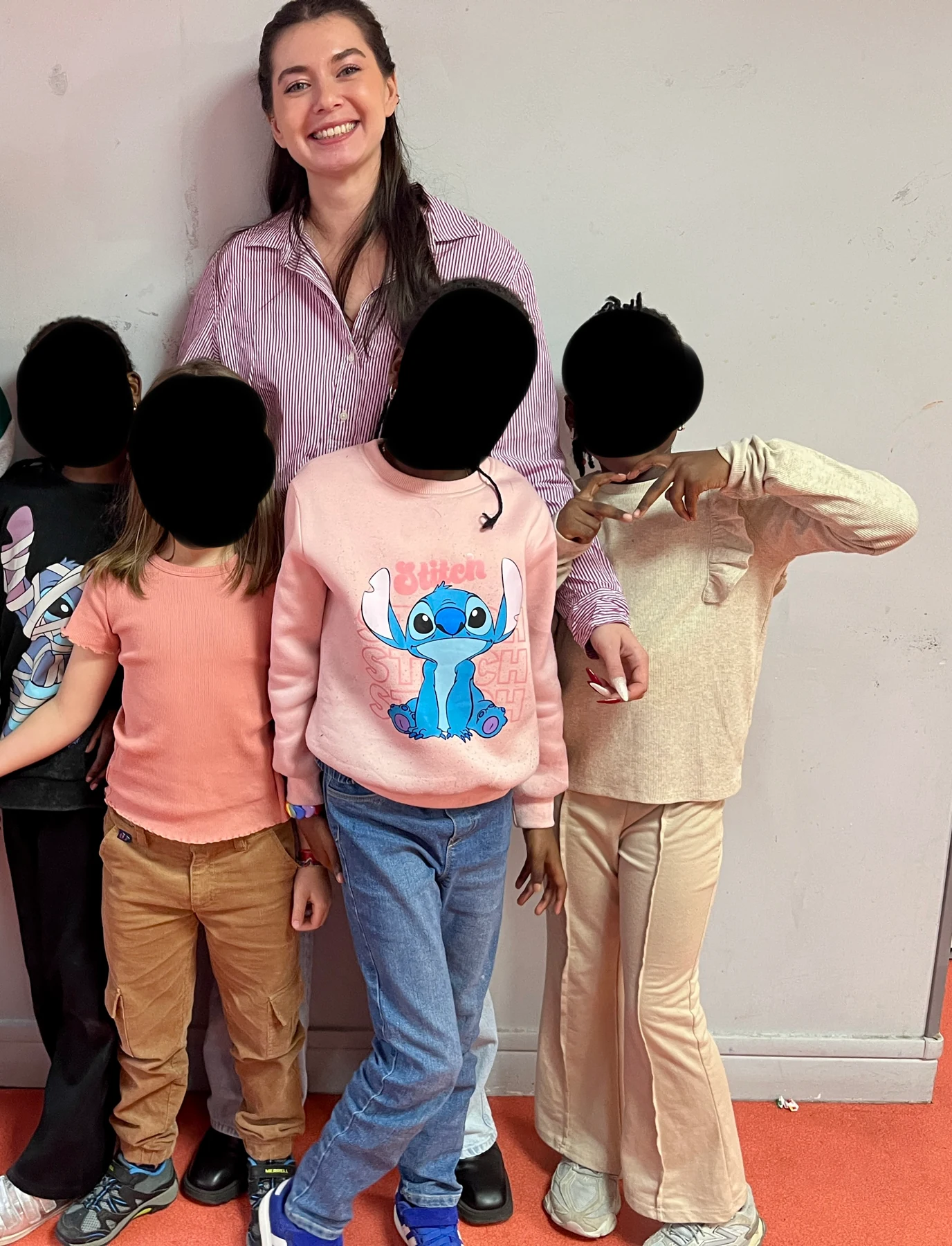 Léa Darmon avec un groupe d’enfants en atelier