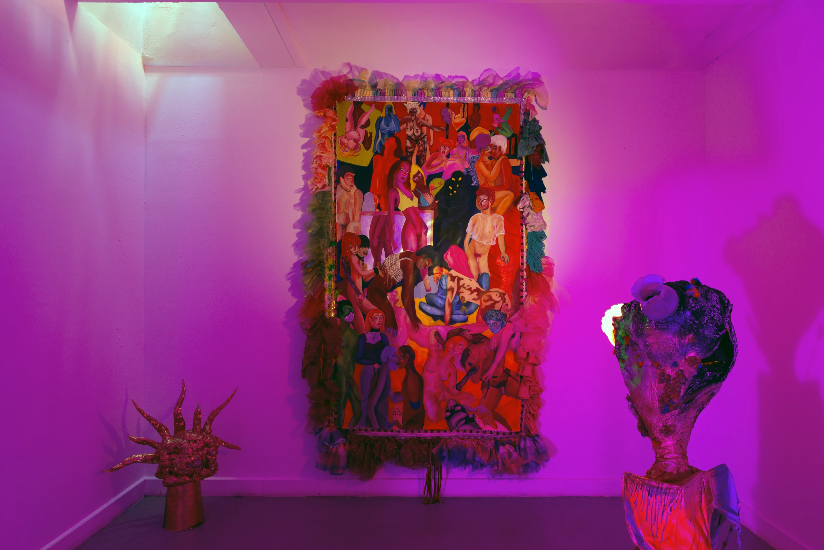 LOVE U — vue d’installation éclairée en rose