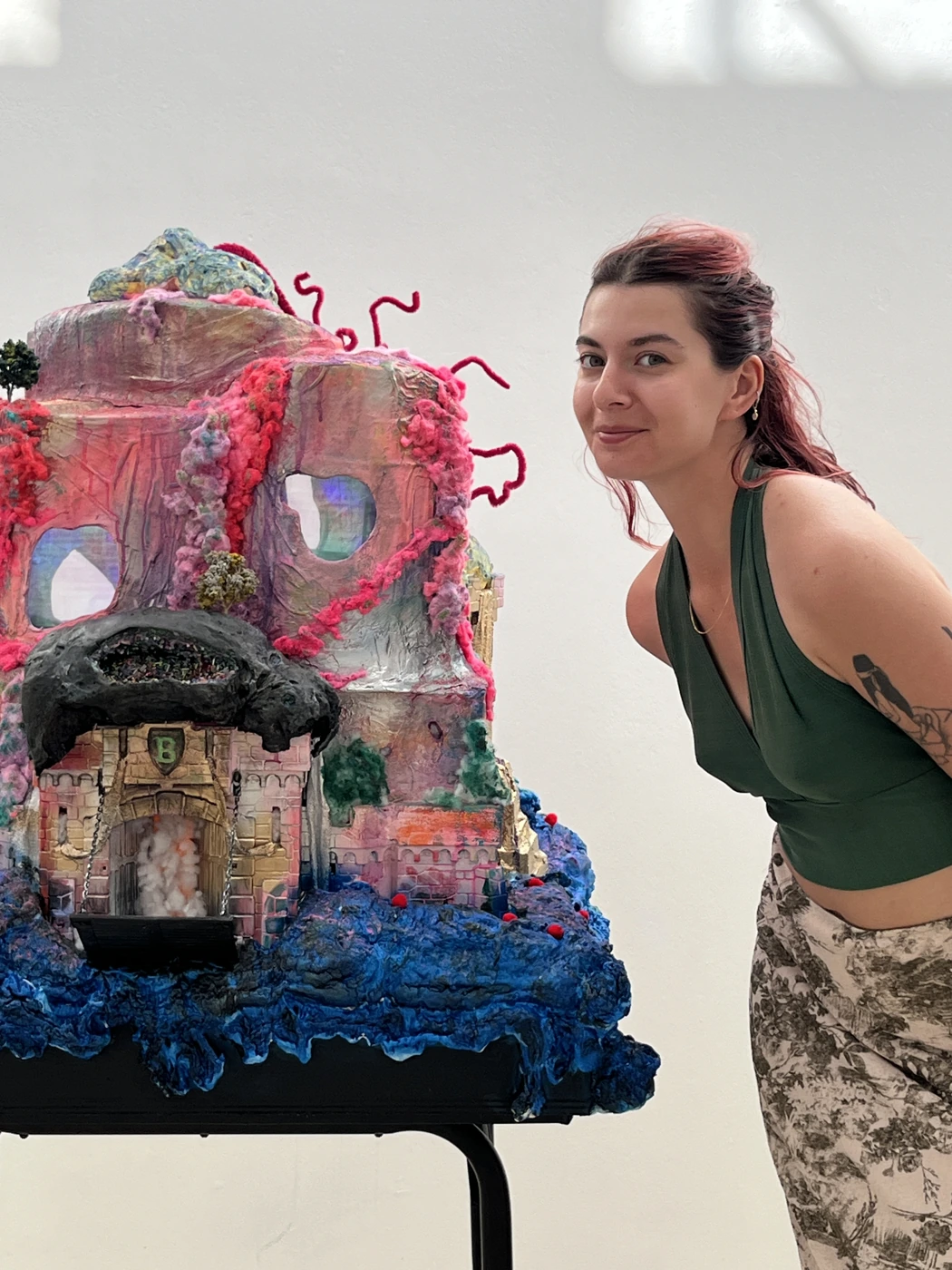 Léa Boul Darmon auprès de sa sculpture Maison BOUL